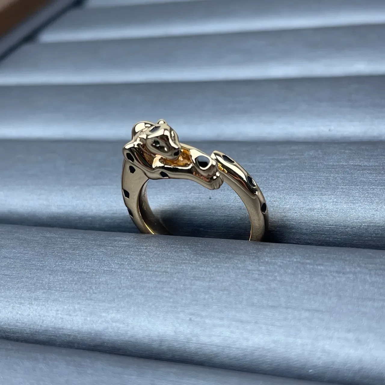 Bague en or et argent avec motif de tête d'animal sculpté et design de bande ouverte 4