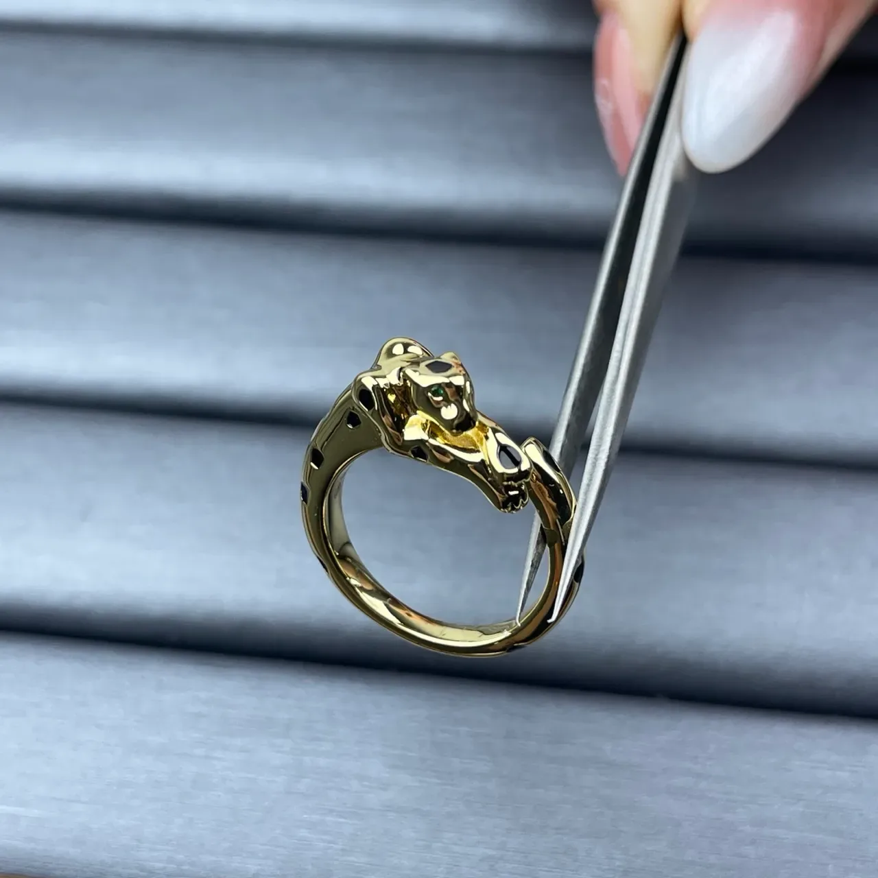 Bague en or et argent avec motif de tête d'animal sculpté et design de bande ouverte 5