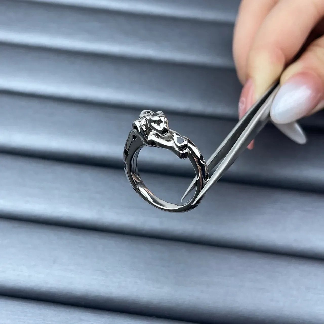 Bague en or et argent avec motif de tête d'animal sculpté et design de bande ouverte 6