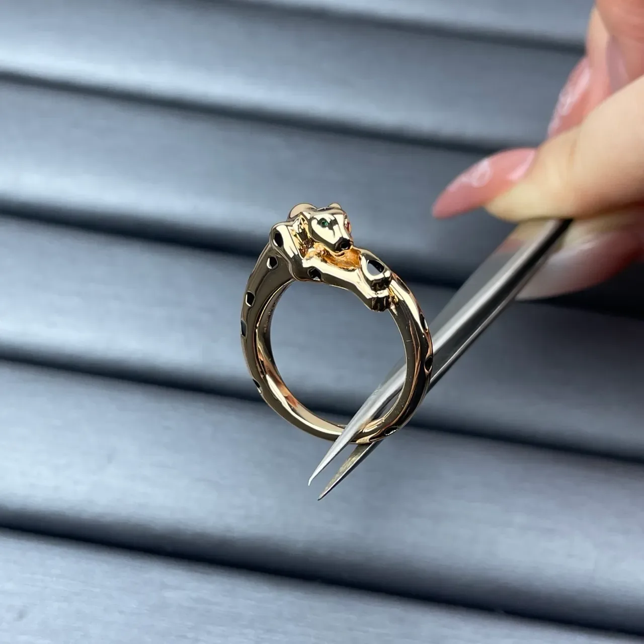 Bague en or et argent avec motif de tête d'animal sculpté et design de bande ouverte 7