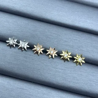 Brincos de ouro e prata em forma de estrela com pedra facetada central
