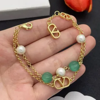 Pulsera de cadena doble tono dorado con perlas y cuentas verdes V-Logo