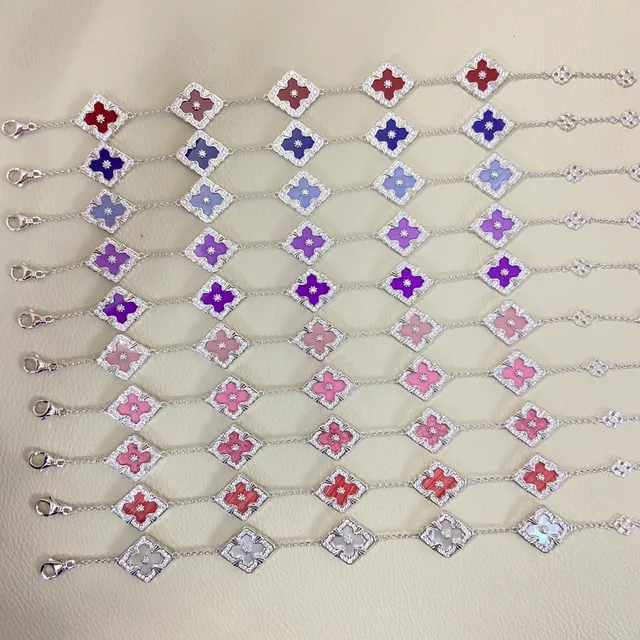 Pulsera de tono dorado con esmalte floral quatrefoil pavé 2