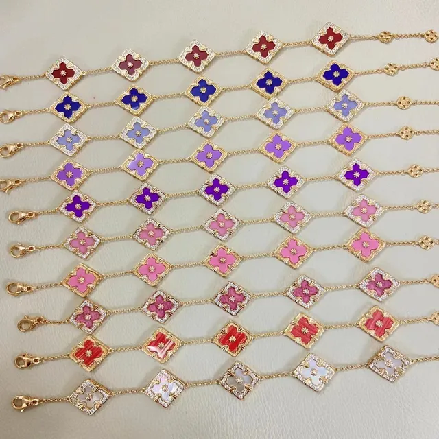 Pulsera de tono dorado con esmalte floral quatrefoil pavé 4