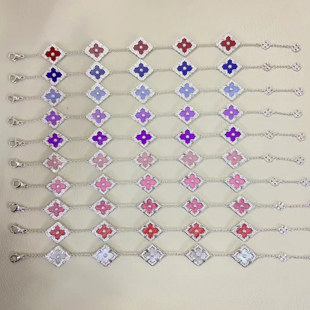 Pulsera de tono dorado con esmalte floral quatrefoil pavé 6