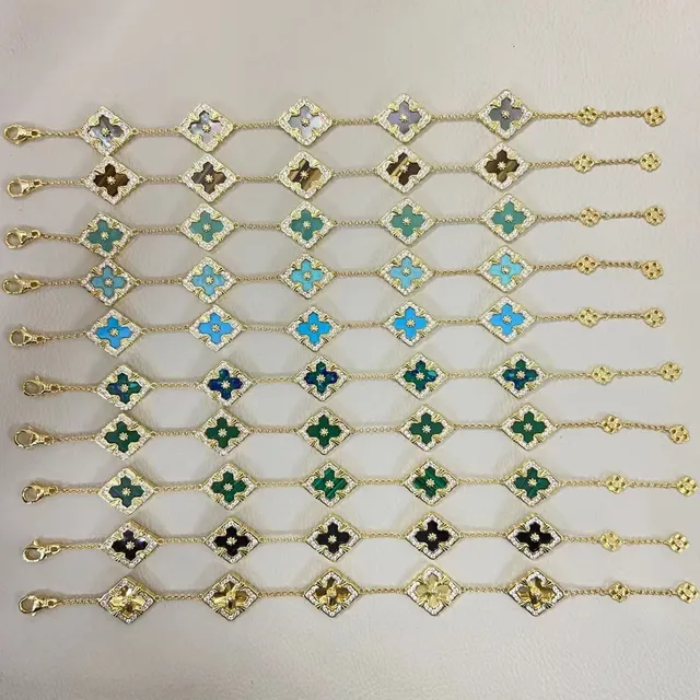 Pulsera de tono dorado con esmalte floral quatrefoil pavé 7