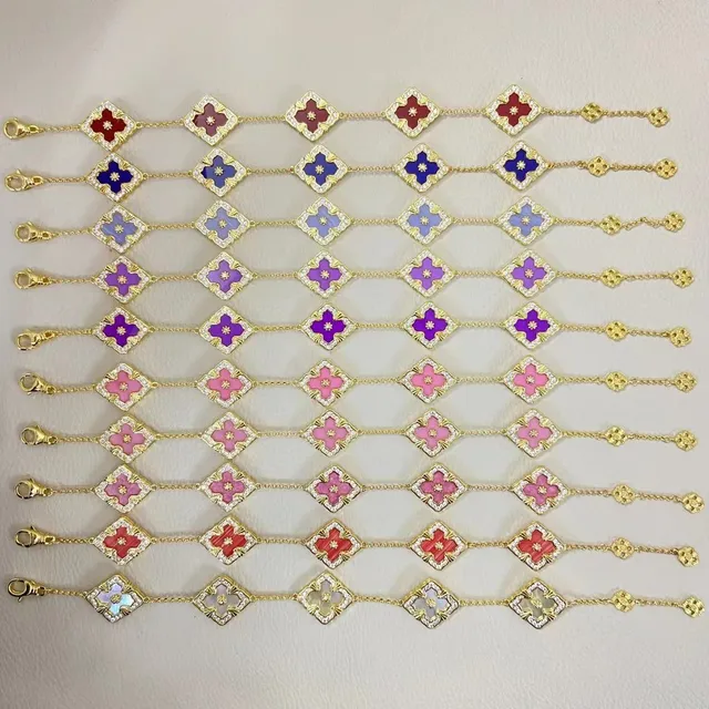 Pulsera de tono dorado con esmalte floral quatrefoil pavé 8