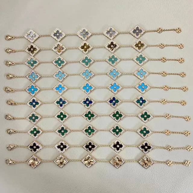 Pulsera de tono dorado con esmalte floral quatrefoil pavé 9