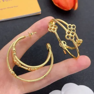 Pendientes de aro doble en tono dorado con diseño floral y texturizado