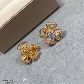 أقراط زهور ذهبية اللون مع Pavé و Stud