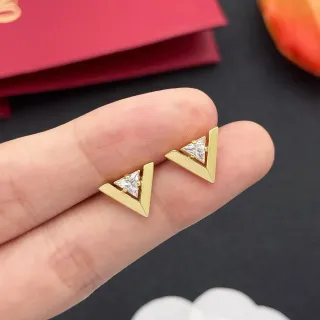 أقراط ذهبية اللون جيومترية على شكل حرف V وحجر مثلث