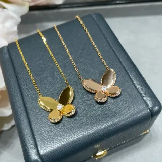 Colares de pêndulo de borboleta com borda pavé em dourado