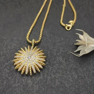 Collier doré blanc avec pendentif sunburst et motif de corde retorcée