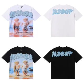 Camiseta con estampado gráfico, letras de pedrería y escena de playa