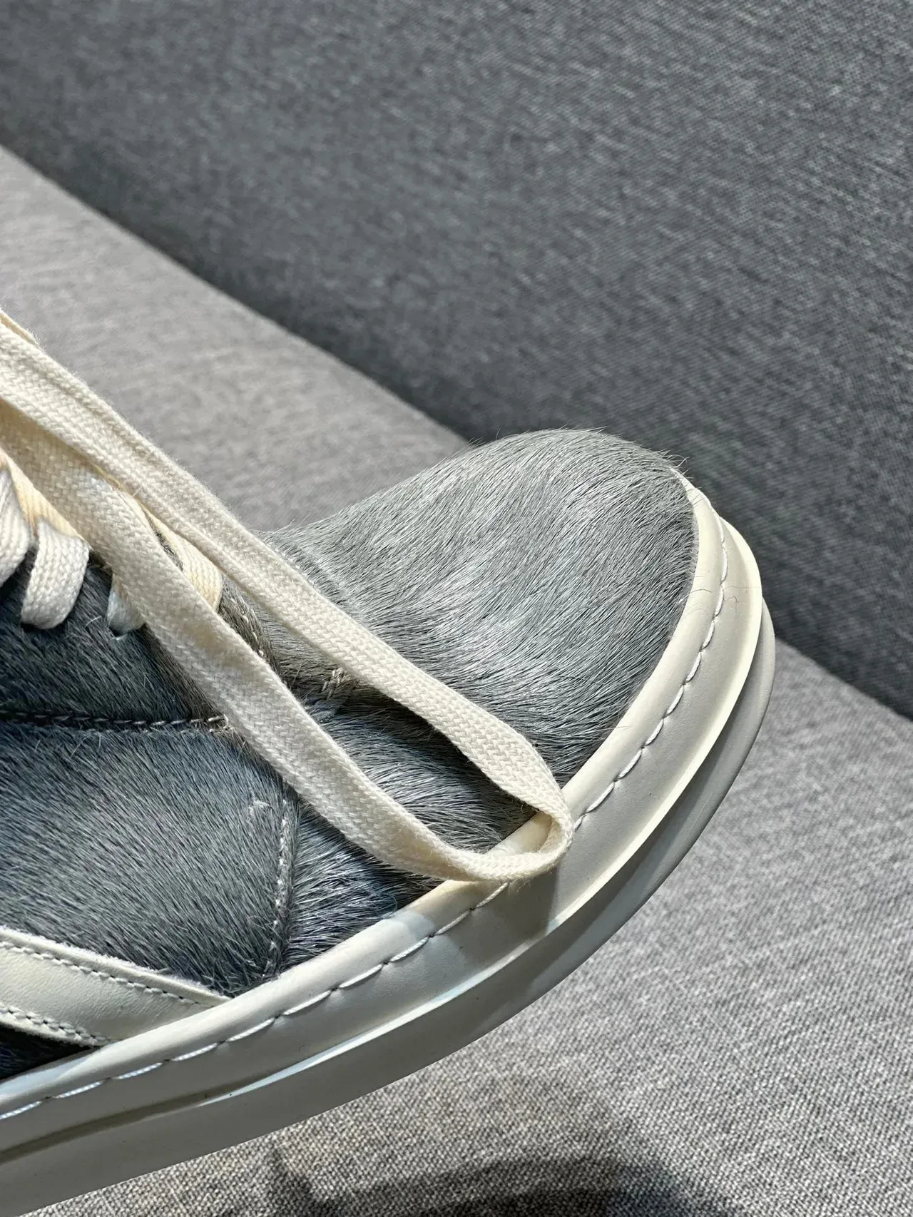 Tênis lifestyle de couro hair-on-hide cinza e off-white de cano alto 3