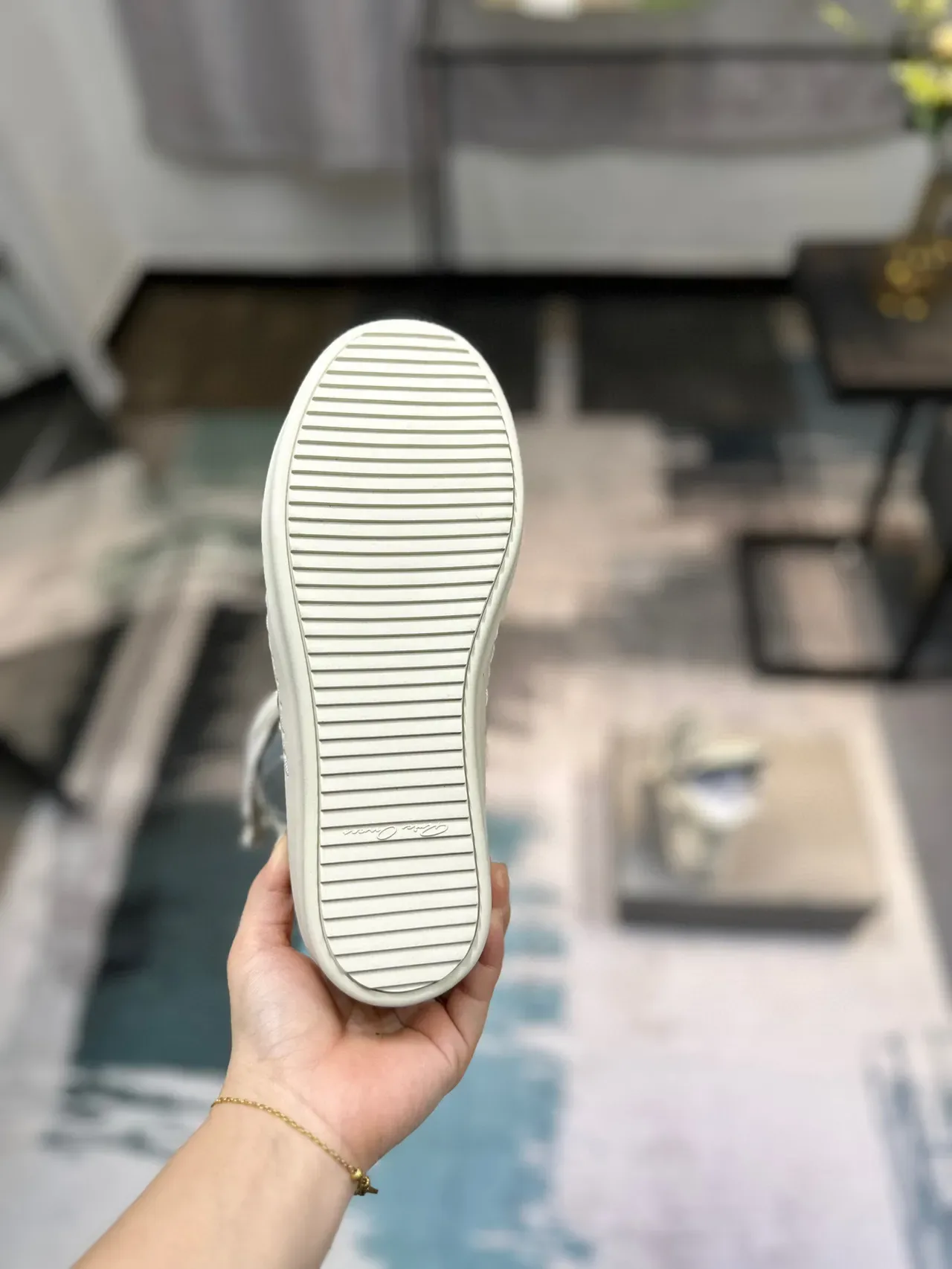 Tênis lifestyle de couro hair-on-hide cinza e off-white de cano alto 9