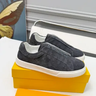 Zapatillas con upper de ante gris y blanco, construcción slip-on