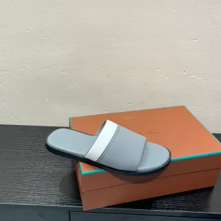灰白两色仿皮鞋面拖鞋