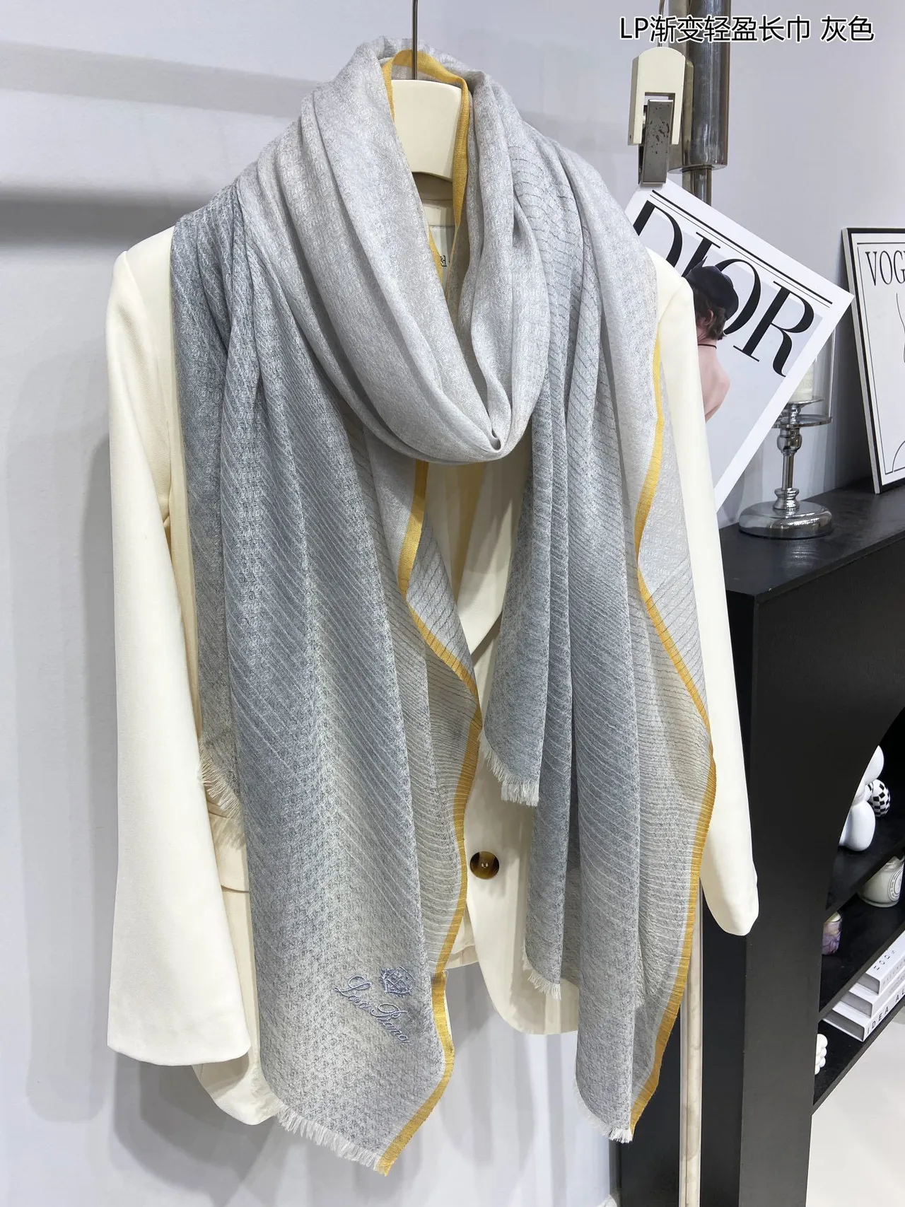 Chal gris amarillo degradado con ribete mostaza 9