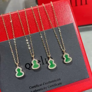 Collier chaîne verte dorée en forme de calebasse