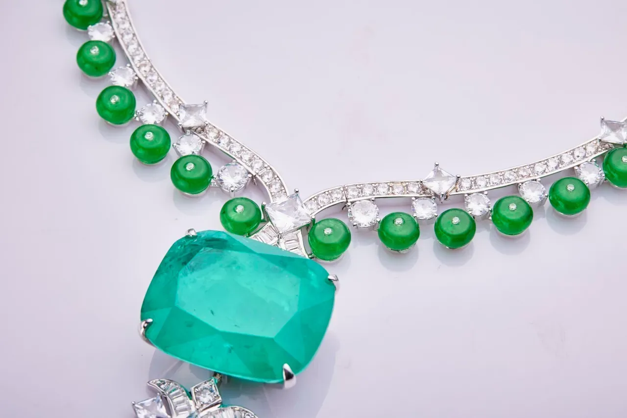 Green White Emerald-Cut Central Pendant Round Bead Accents Necklace 5
