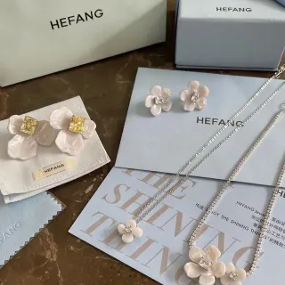HEFANG Brincos Beige e Ouro Motivo Floral Pétalas Perla