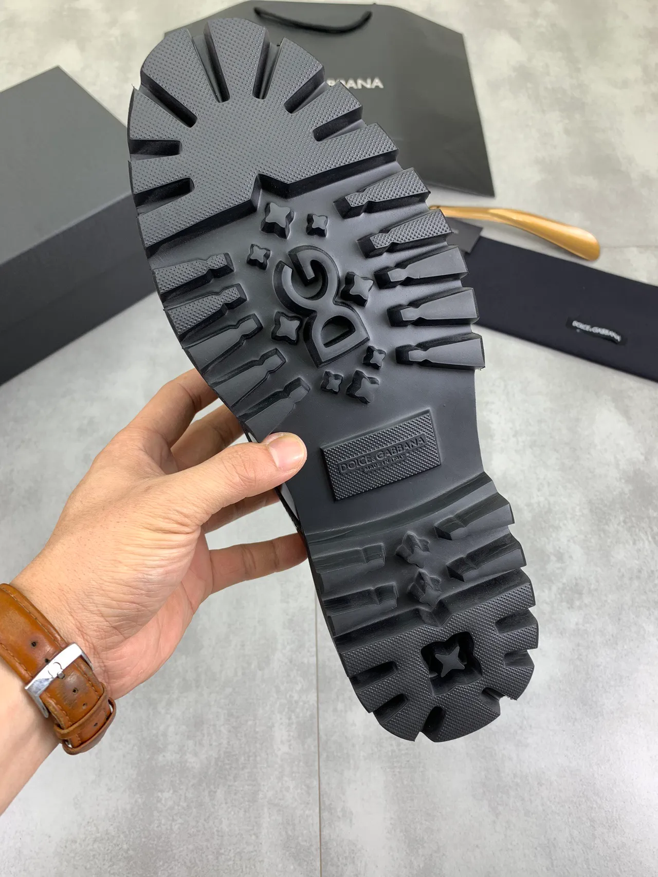 高光泽棕色漆皮尖头牛津鞋 3