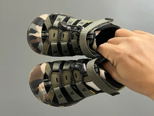 KEEN 绿色黑色 多带 脚趾护垫 休闲凉鞋 15