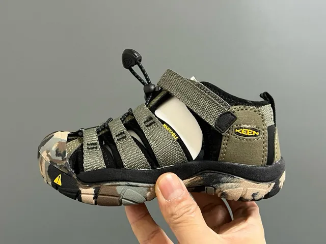KEEN 绿色黑色 多带 脚趾护垫 休闲凉鞋 16