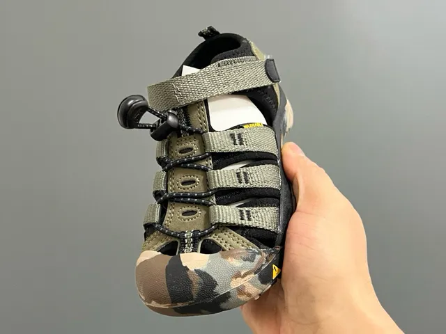KEEN 绿色黑色 多带 脚趾护垫 休闲凉鞋 17