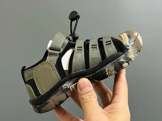 KEEN 绿色黑色 多带 脚趾护垫 休闲凉鞋 18