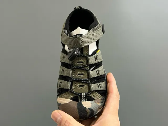 KEEN 绿色黑色 多带 脚趾护垫 休闲凉鞋 20
