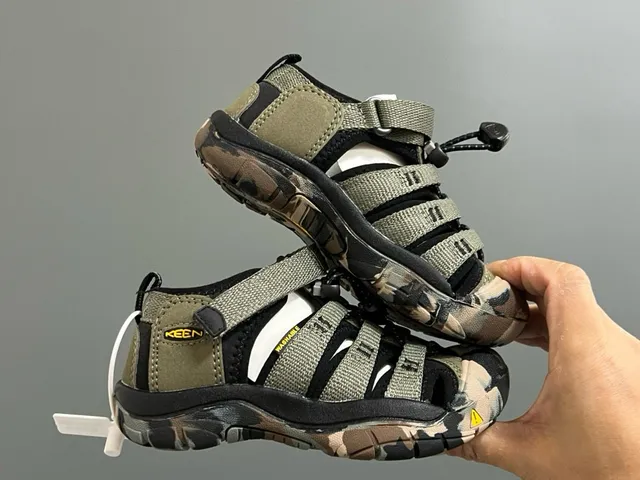 KEEN 绿色黑色 多带 脚趾护垫 休闲凉鞋 22