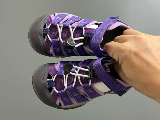 KEEN 绿色黑色 多带 脚趾护垫 休闲凉鞋 23