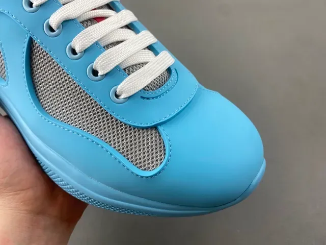 浅蓝灰色网孔面板运动鞋 2