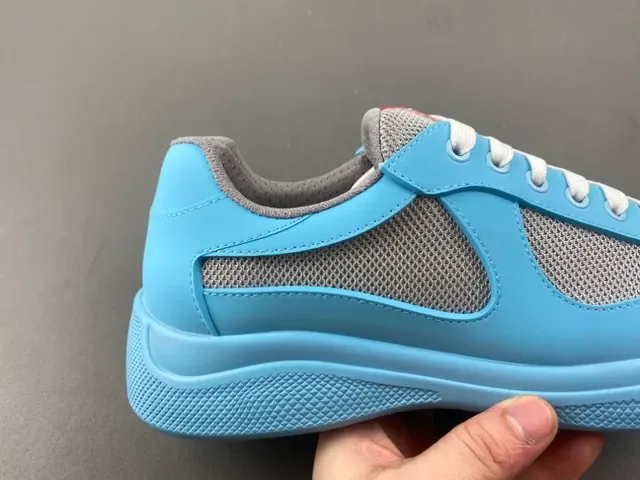 浅蓝灰色网孔面板运动鞋 3