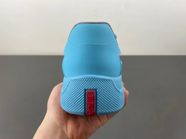 浅蓝灰色网孔面板运动鞋 4