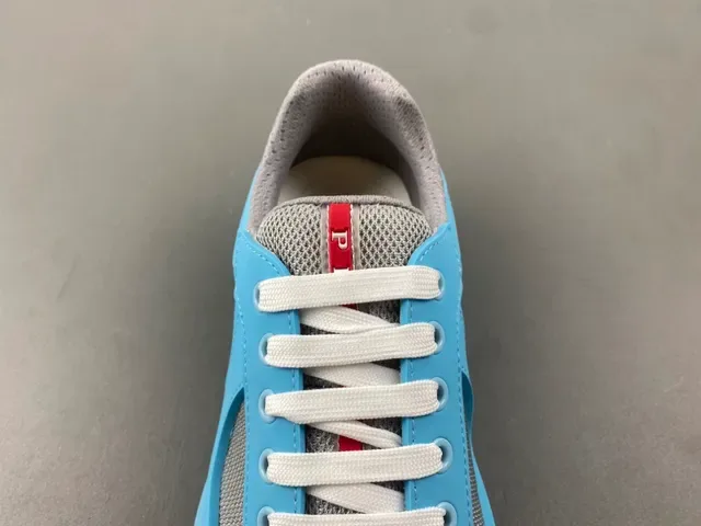 浅蓝灰色网孔面板运动鞋 6