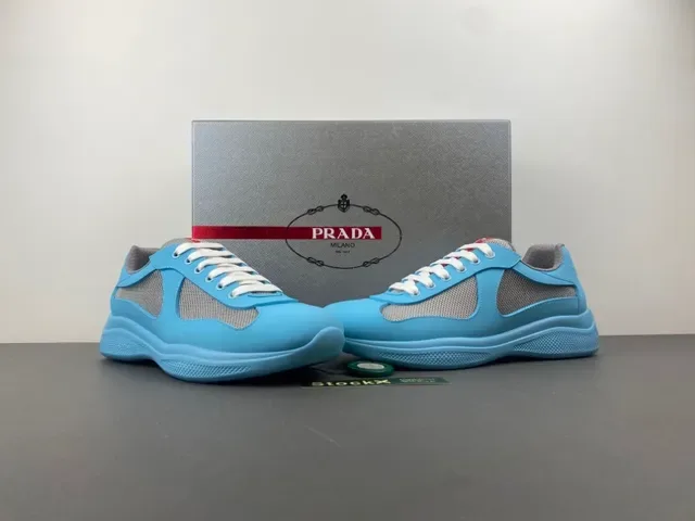 浅蓝灰色网孔面板运动鞋 10
