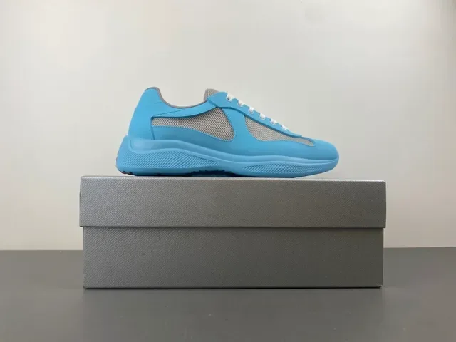 浅蓝灰色网孔面板运动鞋 12