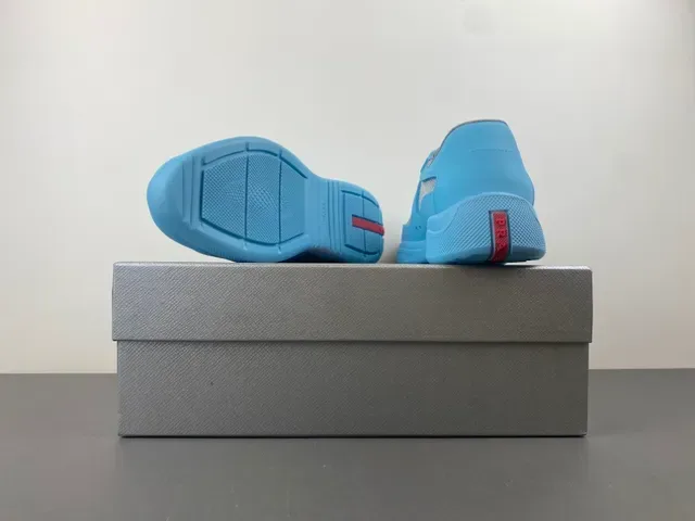 浅蓝灰色网孔面板运动鞋 13