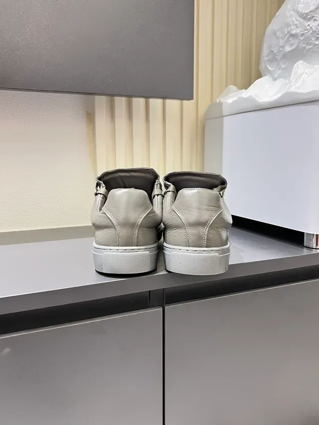 单色灰色皮革纹理低帮系带运动鞋 2