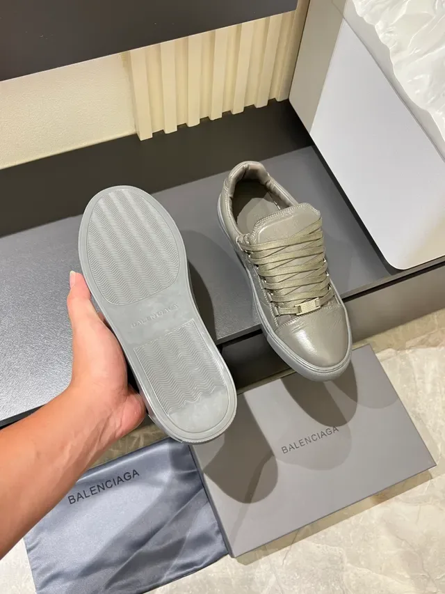 单色灰色皮革纹理低帮系带运动鞋 3