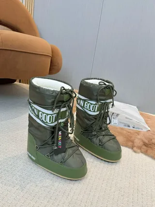 Moon Boot Classic Olive Green Botas de Neve Isoladas 4