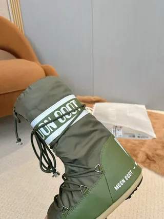 Moon Boot Classic Olive Green Botas de Neve Isoladas 7