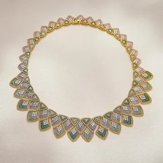 Collier de col avec motif de ventilateur à bordures scallopées pavé multicolore en ton doré