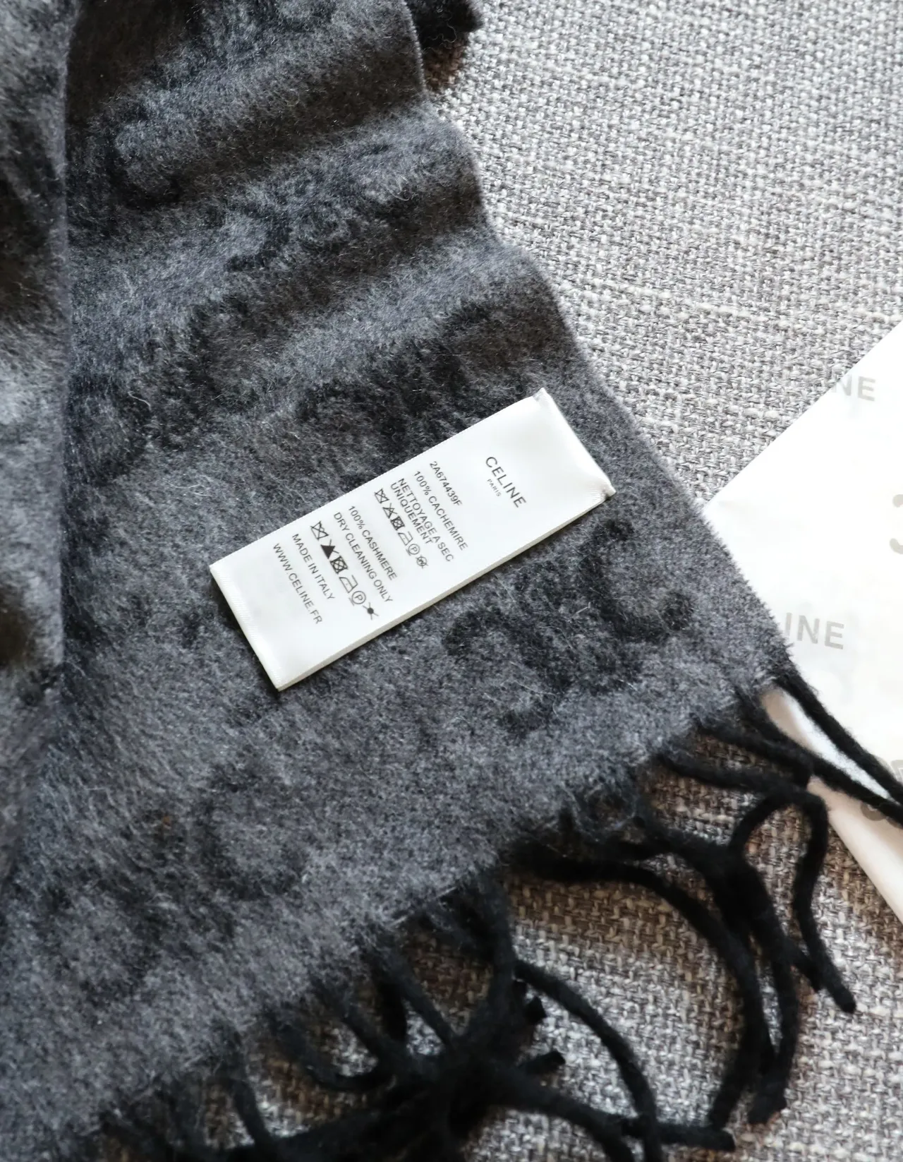 Bufanda de cachemira Navy Gray con estampado monograma y flecos 3