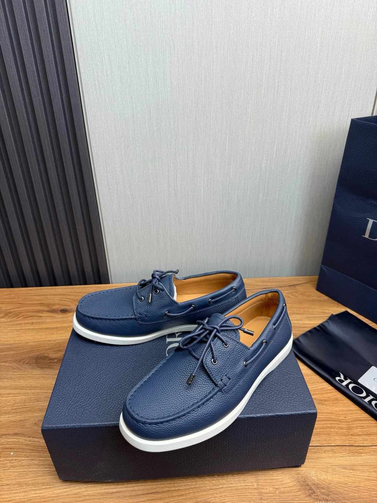 海军蓝白色粒面皮革 Moc-Toe 缝线船鞋 3