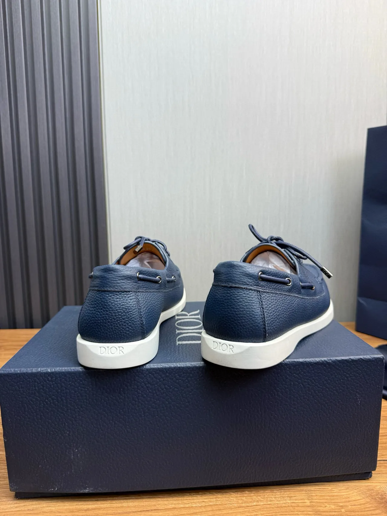 海军蓝白色粒面皮革 Moc-Toe 缝线船鞋 5