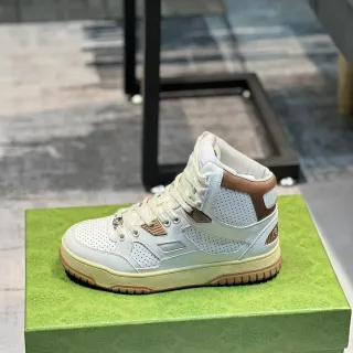 Off-White حذاء رياضي أعلى بألوان كريمي وتان منثور